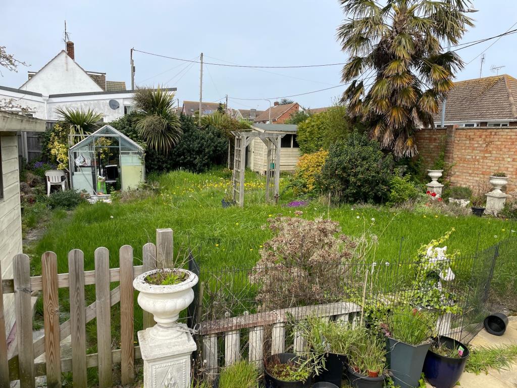 Lot: 123 - DETACHED CHALET BUNGALOW WITH GARAGE IN POPULAR LOCATION - garden